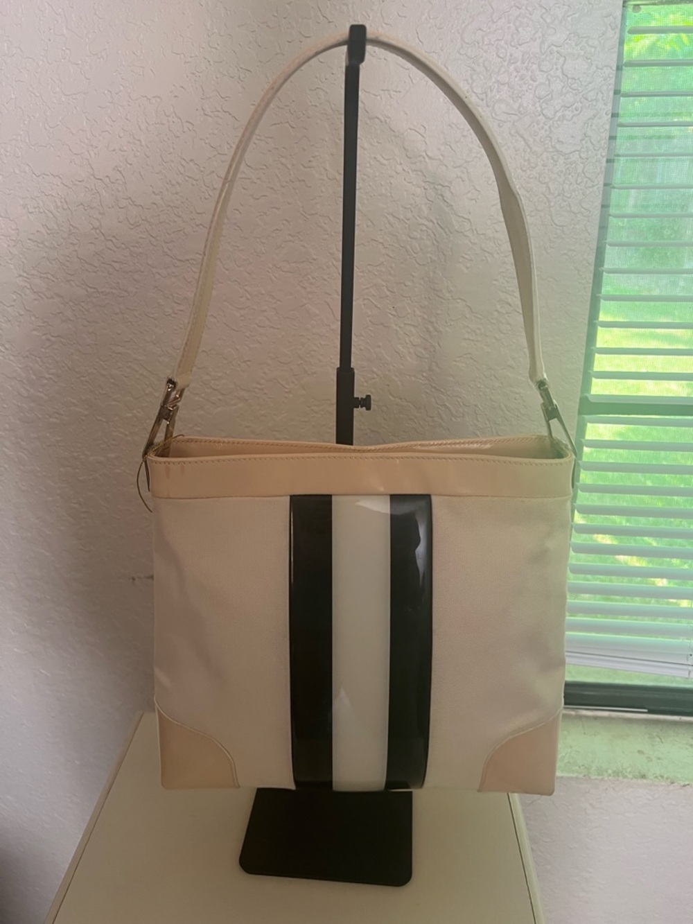Gucci Cream and Black Vertical Stripe Shoulder Bag - Picture 2 of 11